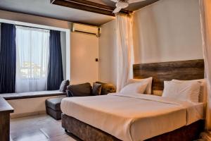 Postel nebo postele na pokoji v ubytování The Ivory Suites