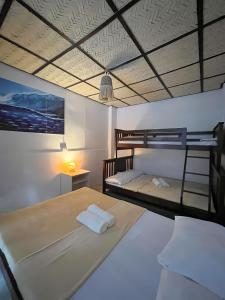 Ένα ή περισσότερα κρεβάτια σε δωμάτιο στο LaZerena Lodge