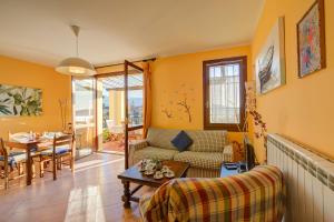 Ruang duduk di John's House-Lakeview & shared pool - Happy Rentals