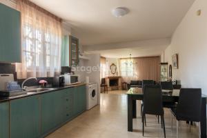 Kuchnia lub aneks kuchenny w obiekcie Traditional villa appartment with garden, also for gatherings ,15 minutes from Thessaloniki airport