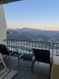 d'un balcon avec des chaises et une vue sur la vallée. dans l'établissement Charmant duplex vue sur montagne, à Le Broc