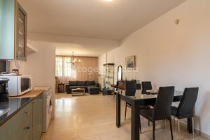 Kuchnia lub aneks kuchenny w obiekcie Traditional villa appartment with garden, also for gatherings ,15 minutes from Thessaloniki airport