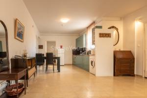 Kuchnia lub aneks kuchenny w obiekcie Traditional villa appartment with garden, also for gatherings ,15 minutes from Thessaloniki airport