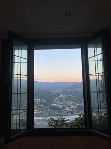 une fenêtre avec vue sur la ville dans l'établissement Charmant duplex vue sur montagne, à Le Broc