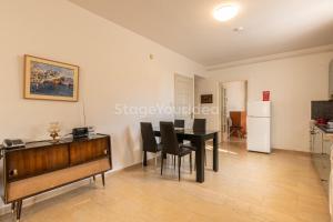 Kuchnia lub aneks kuchenny w obiekcie Traditional villa appartment with garden, also for gatherings ,15 minutes from Thessaloniki airport