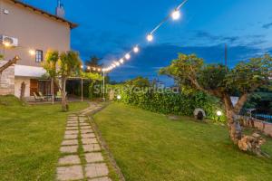 Ogród w obiekcie Traditional villa appartment with garden, also for gatherings ,15 minutes from Thessaloniki airport
