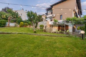 Willa z widokiem na dziedziniec w obiekcie Traditional villa appartment with garden, also for gatherings ,15 minutes from Thessaloniki airport w Salonikach