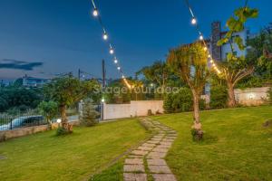 Ogród w obiekcie Traditional villa appartment with garden, also for gatherings ,15 minutes from Thessaloniki airport