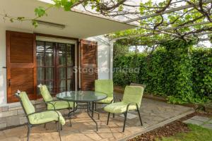 Ogród w obiekcie Traditional villa appartment with garden, also for gatherings ,15 minutes from Thessaloniki airport