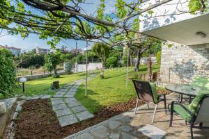 Ogród w obiekcie Traditional villa appartment with garden, also for gatherings ,15 minutes from Thessaloniki airport