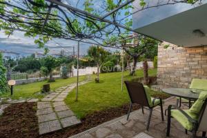 Ogród w obiekcie Traditional villa appartment with garden, also for gatherings ,15 minutes from Thessaloniki airport