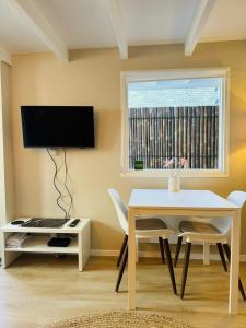 TV a/nebo společenská místnost v ubytování Cosy summerhouse