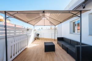 A balcony or terrace at HomeySeville-Lovely Duplex at Santa Cruz 10 pax, Parking Optional