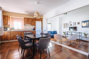 A kitchen or kitchenette at HomeySeville-Lovely Duplex at Santa Cruz 10 pax, Parking Optional