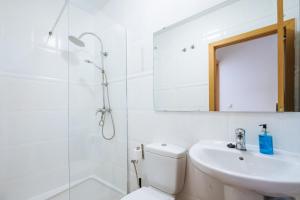A bathroom at HomeySeville-Lovely Duplex at Santa Cruz 10 pax, Parking Optional Még 32 kép