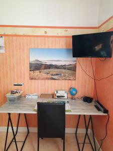 TV a/nebo společenská místnost v ubytování Les coteaux de Planèze, idéal déplacement pro + 22 fotografií