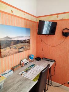 TV a/nebo společenská místnost v ubytování Les coteaux de Planèze, idéal déplacement pro