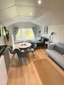una sala de estar con un sofá y una mesa en 1 Bedroom Log Cabin in Parc Pen y Bryn Sleep 2 3, en Derwen
