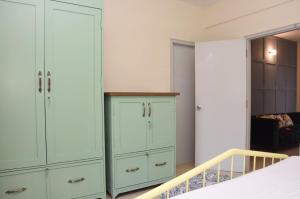 Casa Cenica - 2bhk furnished apt, Arpora pool view客房内的一张或多张床位