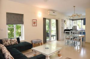 BardezCasa Cenica - 2bhk furnished apt, Arpora pool view的带沙发和桌子的客厅