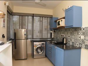Casa Cenica - 2bhk furnished apt, Arpora pool view的厨房或小厨房