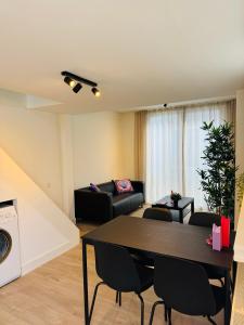 una sala de estar con una mesa y un sofá en Zomerhuis - Gratis parkeren!, en Noordwijk aan Zee