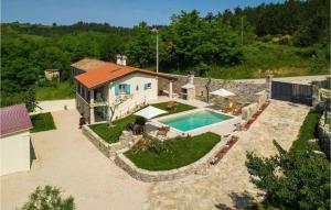 una vista aérea de una casa con piscina en Villa Cartolina by IstriaLux, en Bijele Zemlje