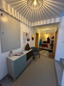 een kantoor met een groot projectiescherm op de muur bij Ferienwohnung Walder in Mayrhofen