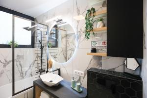 Ένα μπάνιο στο Luxury Landing 8-centrally located accomodation with private parking Targu Mures +30 φωτογραφίες
