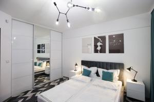 Ένα ή περισσότερα κρεβάτια σε δωμάτιο στο Luxury Landing 8-centrally located accomodation with private parking Targu Mures