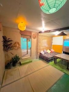 竹富岛Maison Paradis -Taketomi Island- メゾンパラディ竹富島的带沙发和桌子的客厅