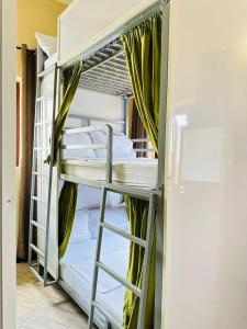 Postel nebo postele na pokoji v ubytování VUGA Hostel