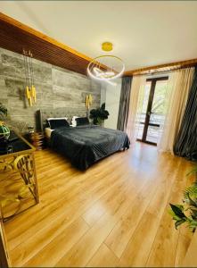 En eller flere senge i et værelse på EVVA Apartment Mountain Retreat