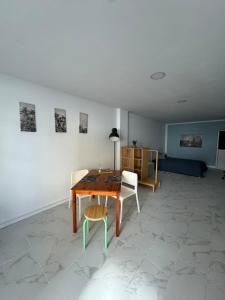 ein Wohnzimmer mit einem Holztisch und Stühlen in der Unterkunft Kleines gemütliches Studio 1 in La Listada + 9 Fotos