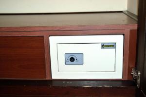 un forno a microonde in un mobile in legno in una stanza di Hotel Alp Guesthouse a Istanbul