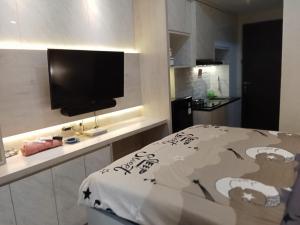 Postel nebo postele na pokoji v ubytování Apartemen TransPark Juanda Bekasi By K3 Property