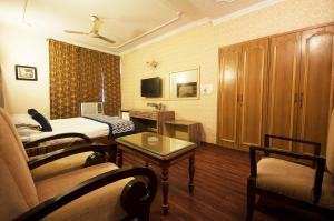 TV a/nebo společenská místnost v ubytování Golden Leaf Hotel + 10 fotografií