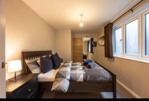 a bedroom with a bed and a window at Modern apartment in the city centre in Southampton