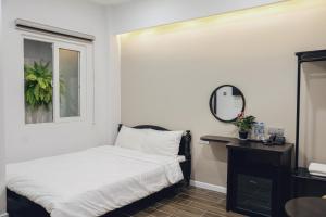 Postel nebo postele na pokoji v ubytování Vĩnh Tuấn Hotel