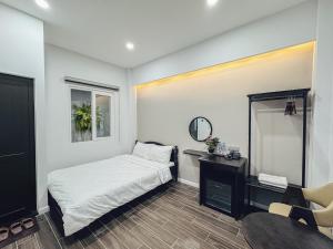 Postel nebo postele na pokoji v ubytování Vĩnh Tuấn Hotel