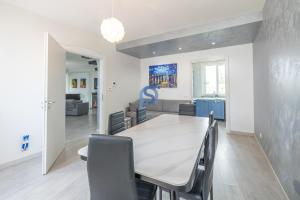 Μια τηλεόραση ή/και κέντρο ψυχαγωγίας στο Villa Azzurra con piscina privata