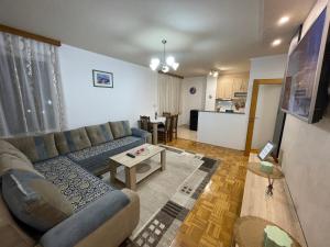 帕莱Stan na dan Ružica的客厅里有一张沙发和一张桌子。