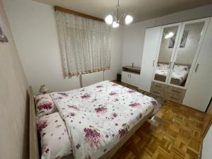 帕莱Stan na dan Ružica的卧室里有一张铺着花卉床罩的床