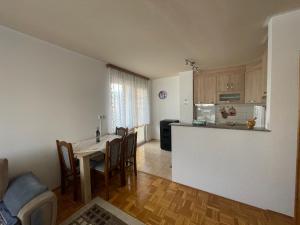 帕莱Stan na dan Ružica的厨房、带桌子的用餐室和厨房(gmaxwell gmaxwell gmaxwell gmaxwell) 更多5张照片