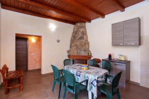 a kitchen and dining room with a table and chairs at Appartamento immerso nel verde in San Teodoro