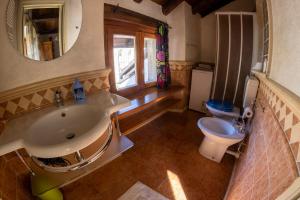 Koupelna v ubytování Aosta con Vista - appartamento in centro + 22 fotografií