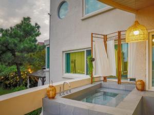 a house with a bath tub in the backyard at Seogwipo Classic in Seogwipo