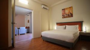 Ένα ή περισσότερα κρεβάτια σε δωμάτιο στο Manara Riva Suites