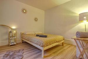 Un pat sau paturi într-o cameră la Maison Boueno II - Guest house 15' from Paris Center