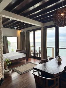 Postel nebo postele na pokoji v ubytování Bale Bingin Beachfront Stay